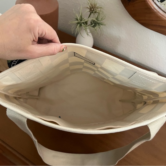 Vans Checkered Tote with Black and White Pattern - Picture 4 of 4